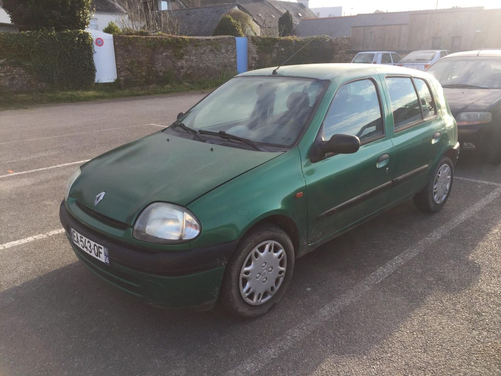 Petite clio d'occasion sur un parking de Ambon